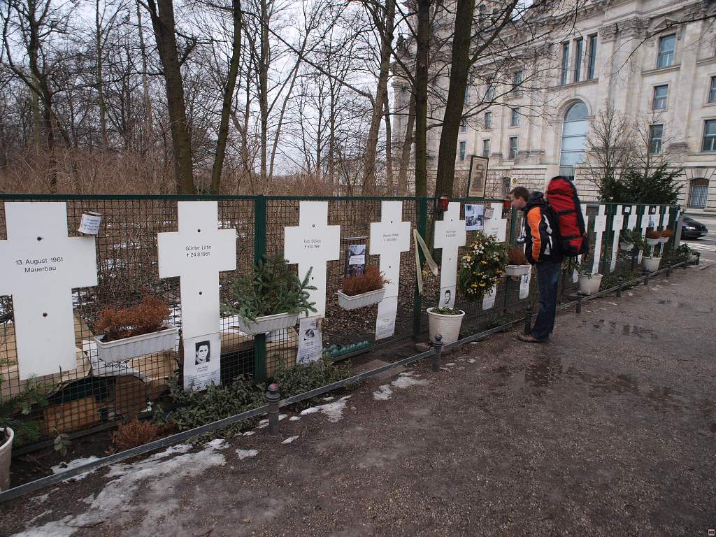 Berlin-pamatka_zastrelenych_pri_uteku_do_Zapadniho_Berlina.jpg