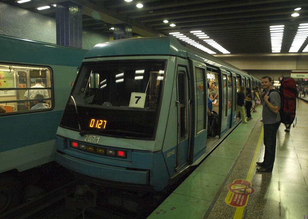 Santiago-metro_ve_stanici_Los_Heroes.jpg